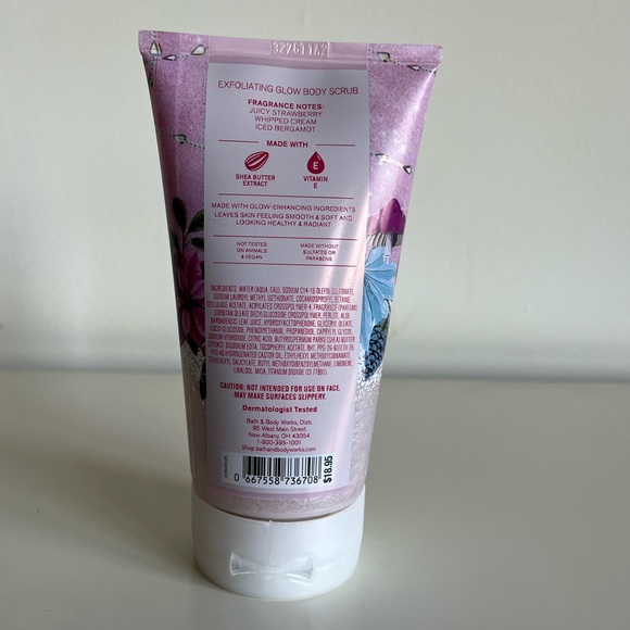 New Strawberry Snowflakes Bath & Body Works Body Scrub - Picture 2 of 2